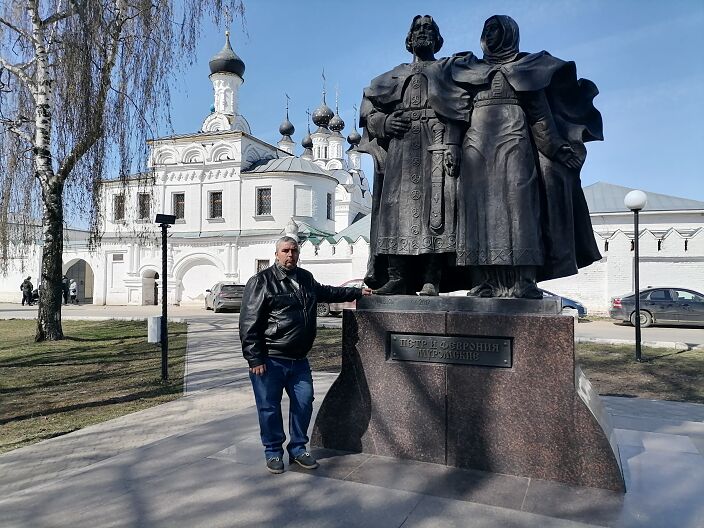 Памятник Петру и Фефронии в городе Муром.