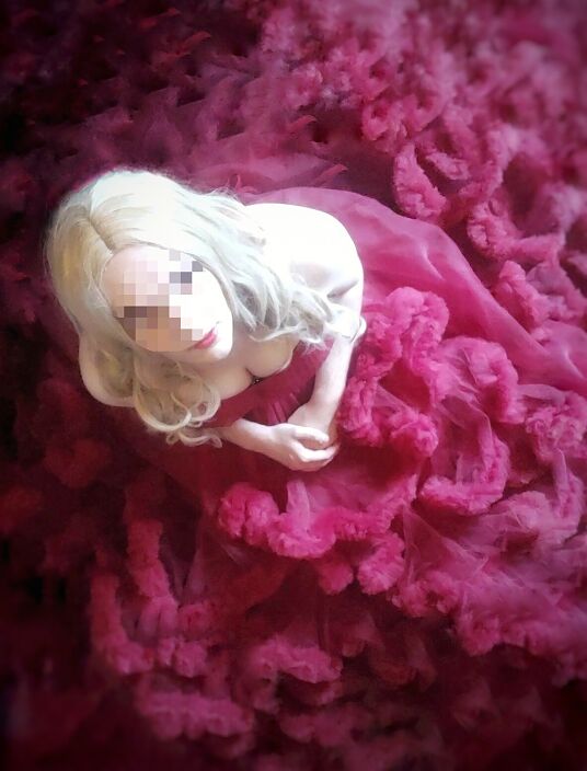 Покорная в красном