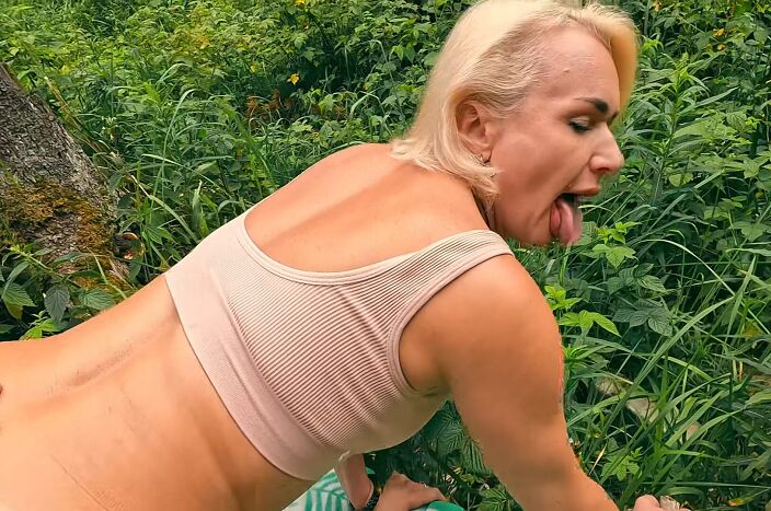 Хочет в рот тоже...