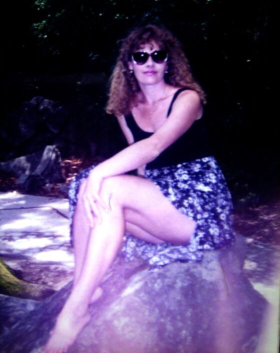 Красиво ножки оголила