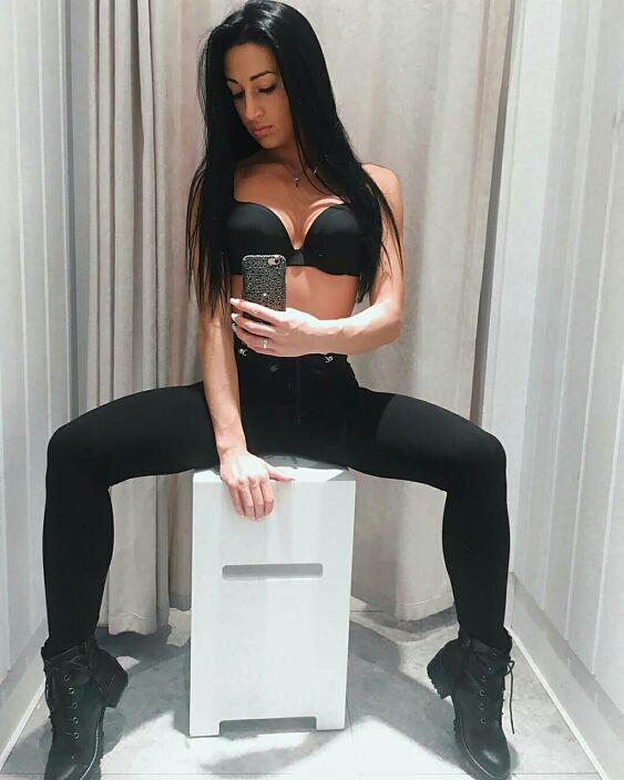 Раздвинула ножки