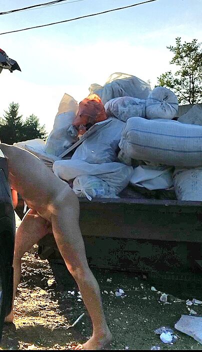 Исполняют приказ голым