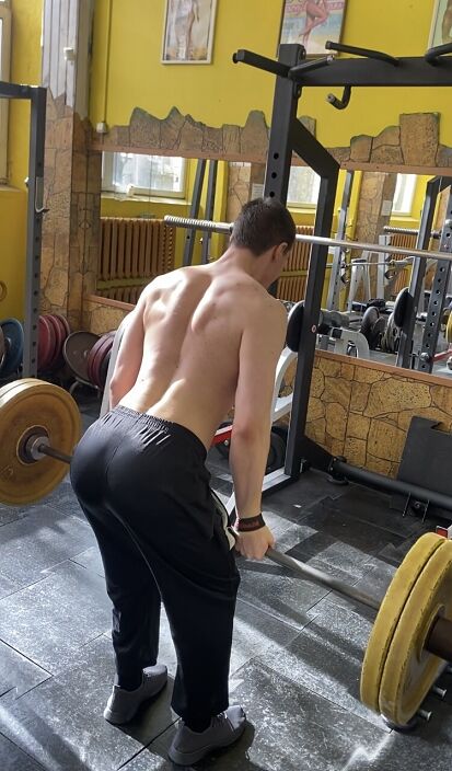 В зале
