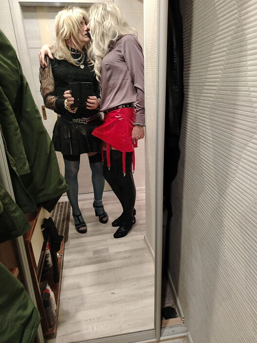 Два парня переодетые в женском