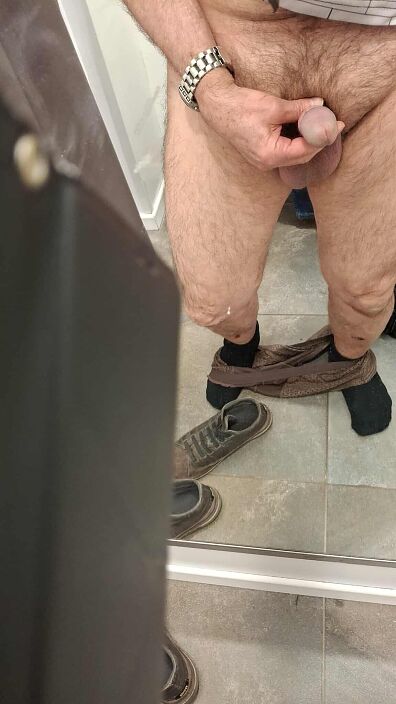 В примерочнлй кабинке большого магазина