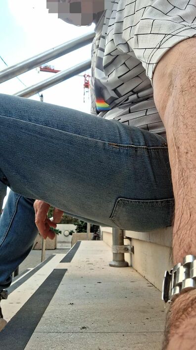 Джинсы плотно обтягивают мои бедра и попку. Кто хочет их