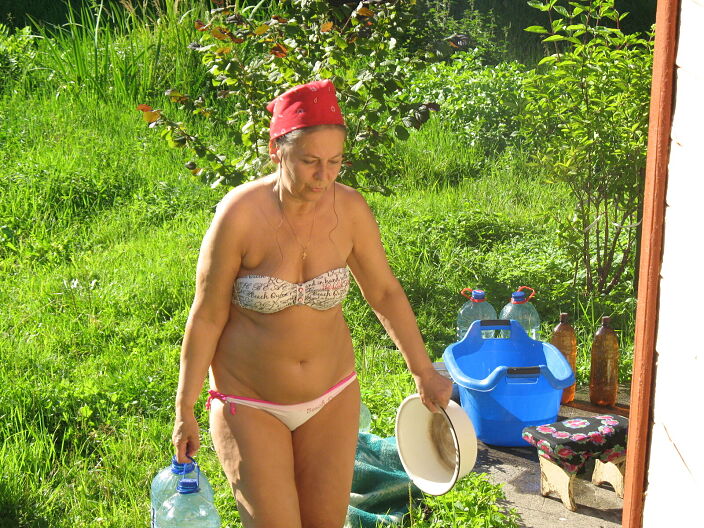 В огороде в купальнике