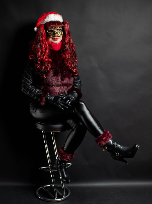 Будешь хорошим мальчиком, разрешу облизать мои сапожки