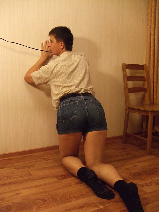 поставили на колени, петушок