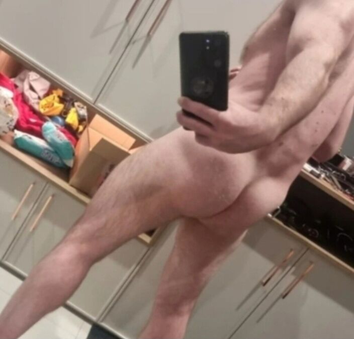 Попочка и немного подкачанные ноги