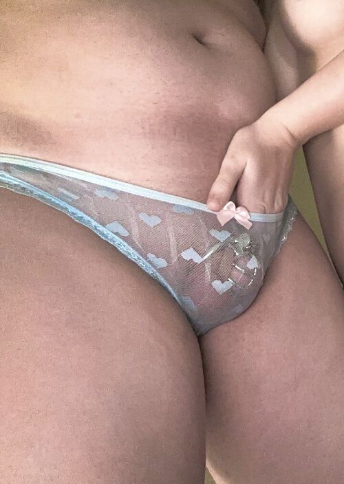 На работу одеваюсь. Моя проверяет клетку в трусиках.