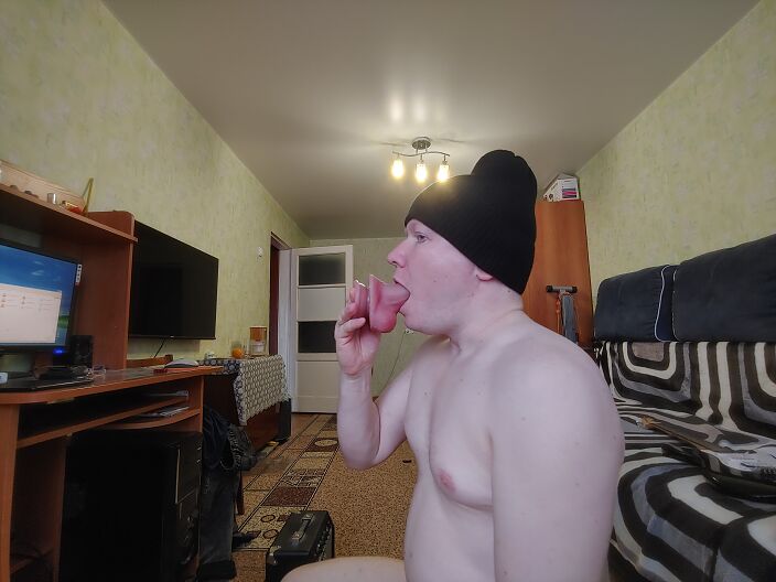 Заглатывает член