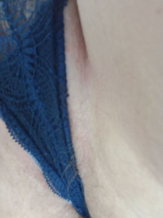 Закрылась, но намокла)