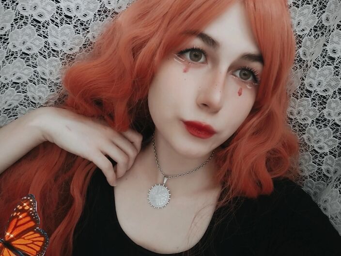 Ну похожа ведь на шлюшку?)