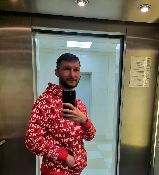 В лифте)
