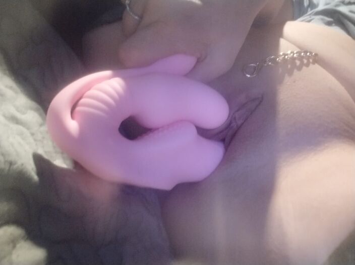 моя девочка играет пока я на работе