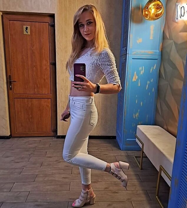 на фоне робочего кабинета))))