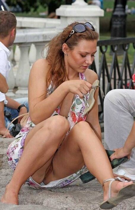 дразнит и знает об этом