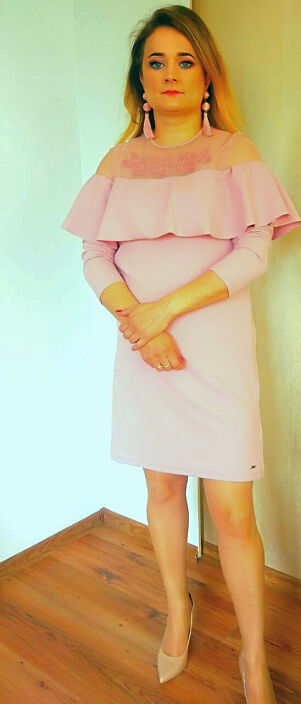 Karen pretty amateur milf show big pussy and tits