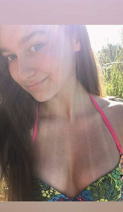 Милашка в купальнике