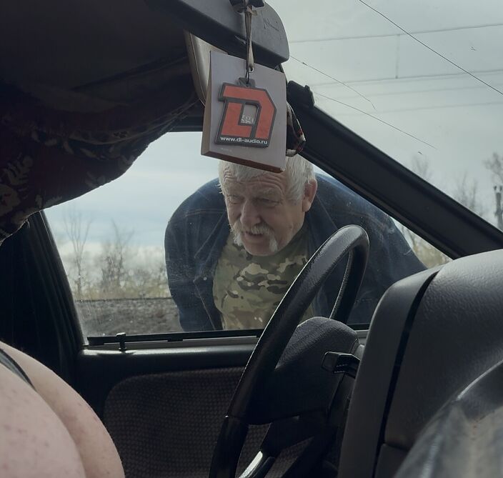 Дядька подсматривает