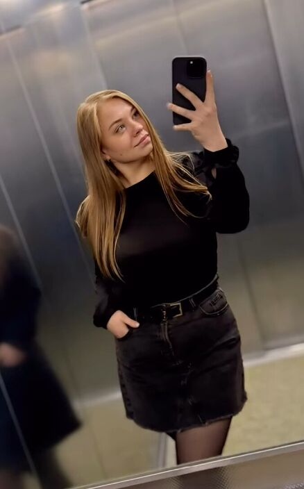 В чулках и без трусиков)