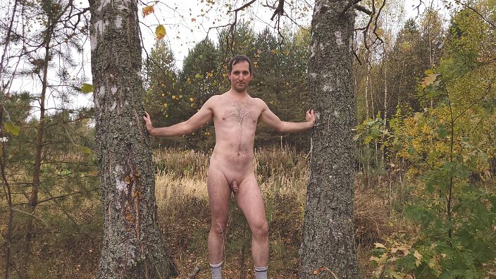 Позирую в лесу голышом осенью
