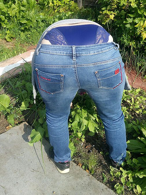 Трусики выглядываю из по джинсов.