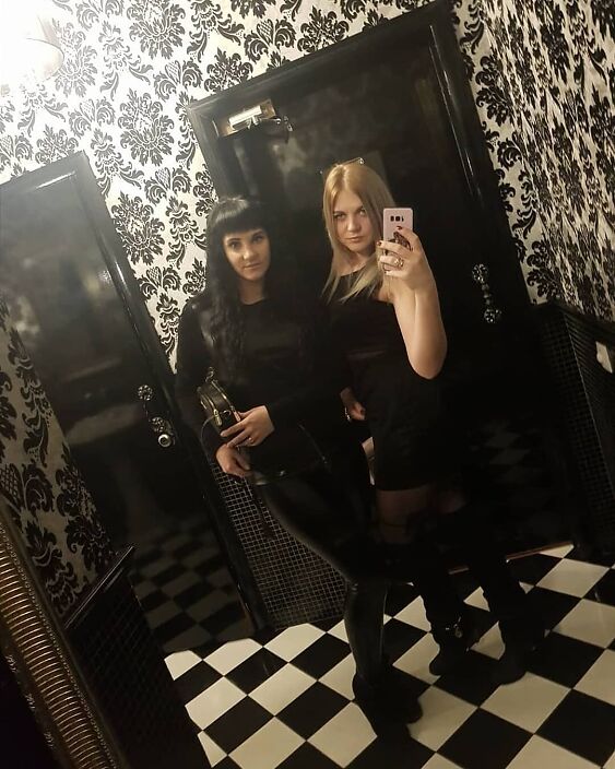 С знакомой.Как мы вам?)