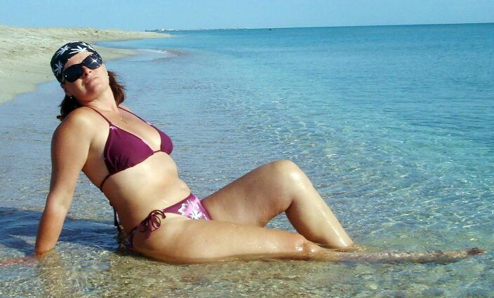 Аппетитное тело моей кобылки на пляже