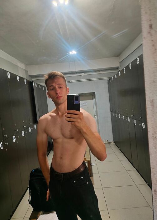 В зале