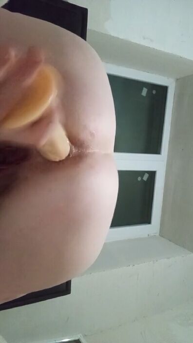 В попку игрушка