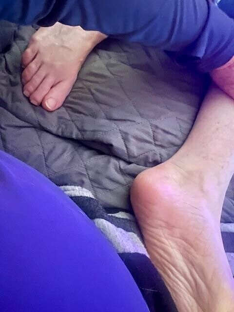 getting a foot massage makes her soak her panties