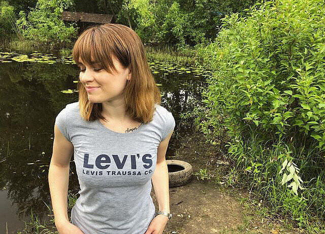 Девочка набивает себе цену