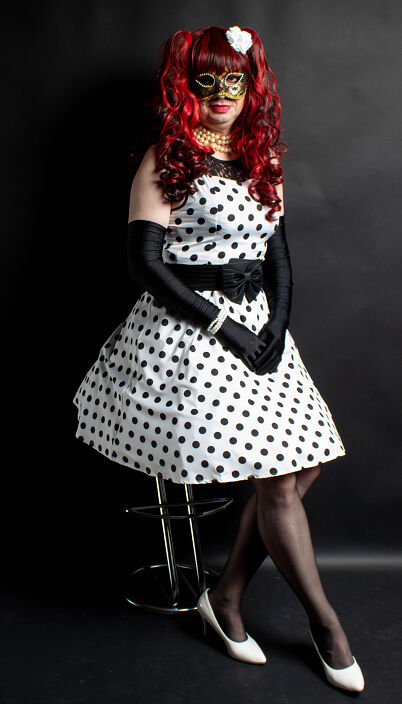 На мне сейчас корсет, подвязки и чулки. Начинай дрочить