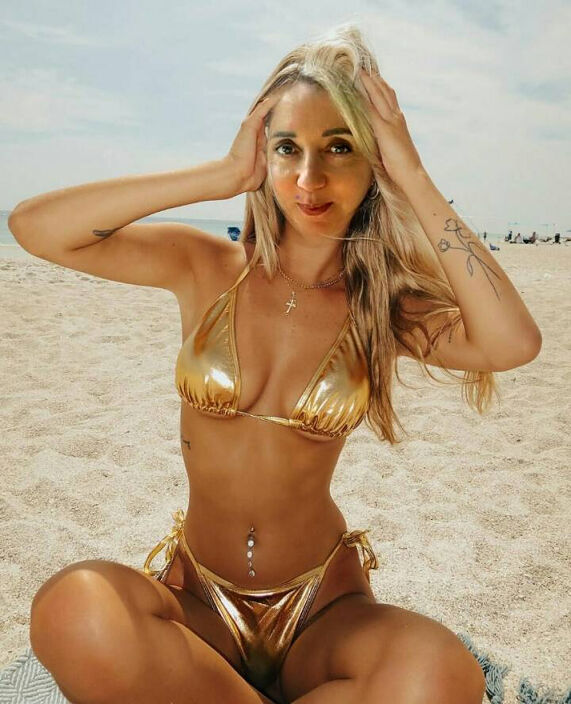 подруга на пляже