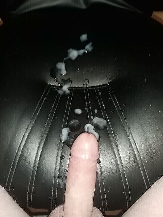 Спустил. Ебать некого,  скука