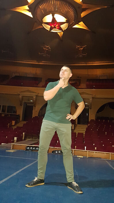 Рука к бороде))