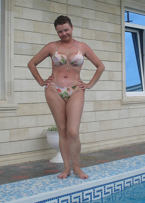 Шлюха Лора в купальнике