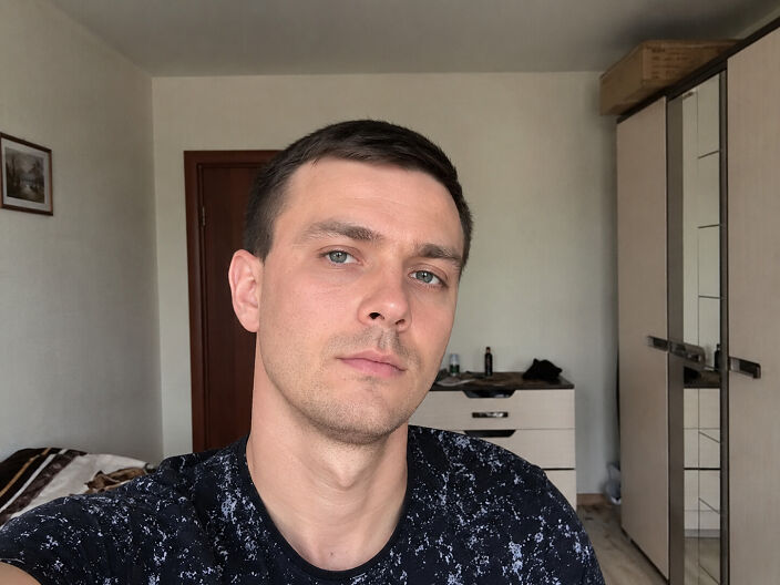 Дома один скучаю)