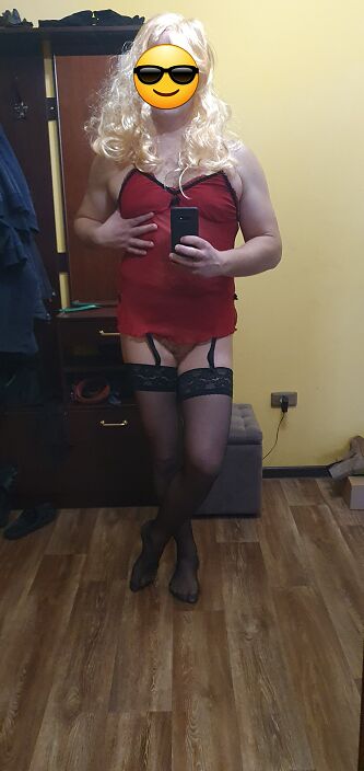 В красном пеньюре