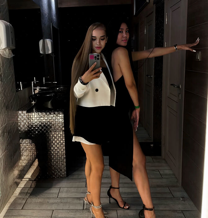 Lionesses on the hunt????