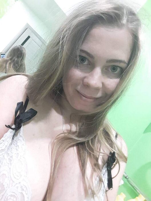 Вика Смирнова перед тем как показать сиськи