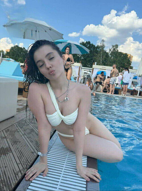 Кого поцеловать?)