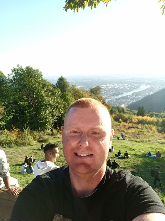 Ein sexy Mann sucht ein Mädchen oder eine Frau für guten