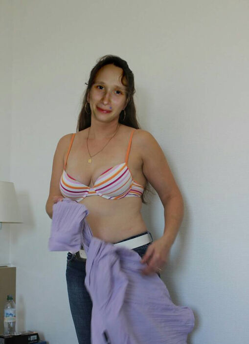 Позирую раздеваясь