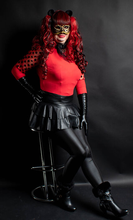 Поласкаешь мои кожаные ножки?