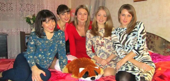 Лесбиянка для мамы!!Какая из девушек больше возбуждает ?