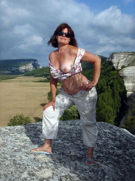 Сиськи рвутся наружу