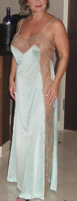 Мама нарядилась, чтобы пойти в ночной клуб.